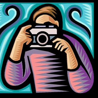 En mand i lilla trje tager et billede med et kamera