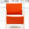 Et billede af tre orange lnestole