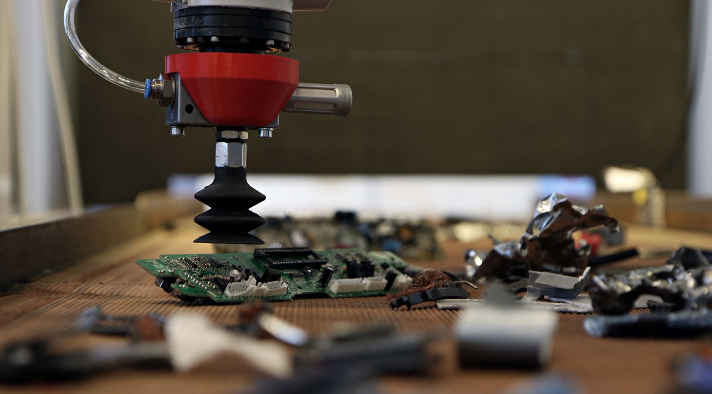 Robotgriber ved et samlebnd med elektronikaffald