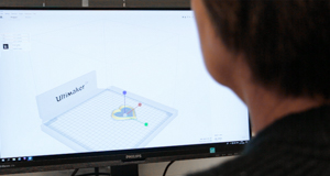 Kvinde ved computerskrm som arbejder med 3D-print