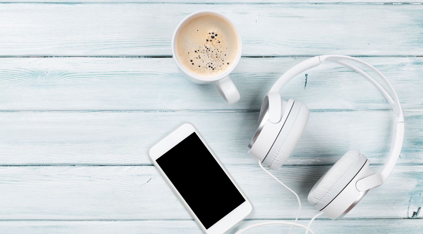Billede af hretelefoner, varm kaffe og en mobil - Teknologisk Instituts podcast-billede