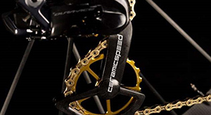 Close-up af guldbelagt tandhjul p cykels gearskifter