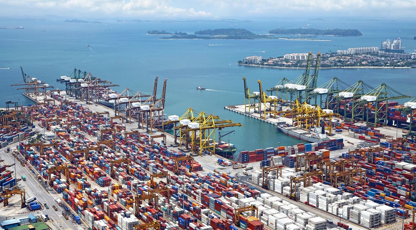 Travl containerhavn med mange containere p vej ud i verden.