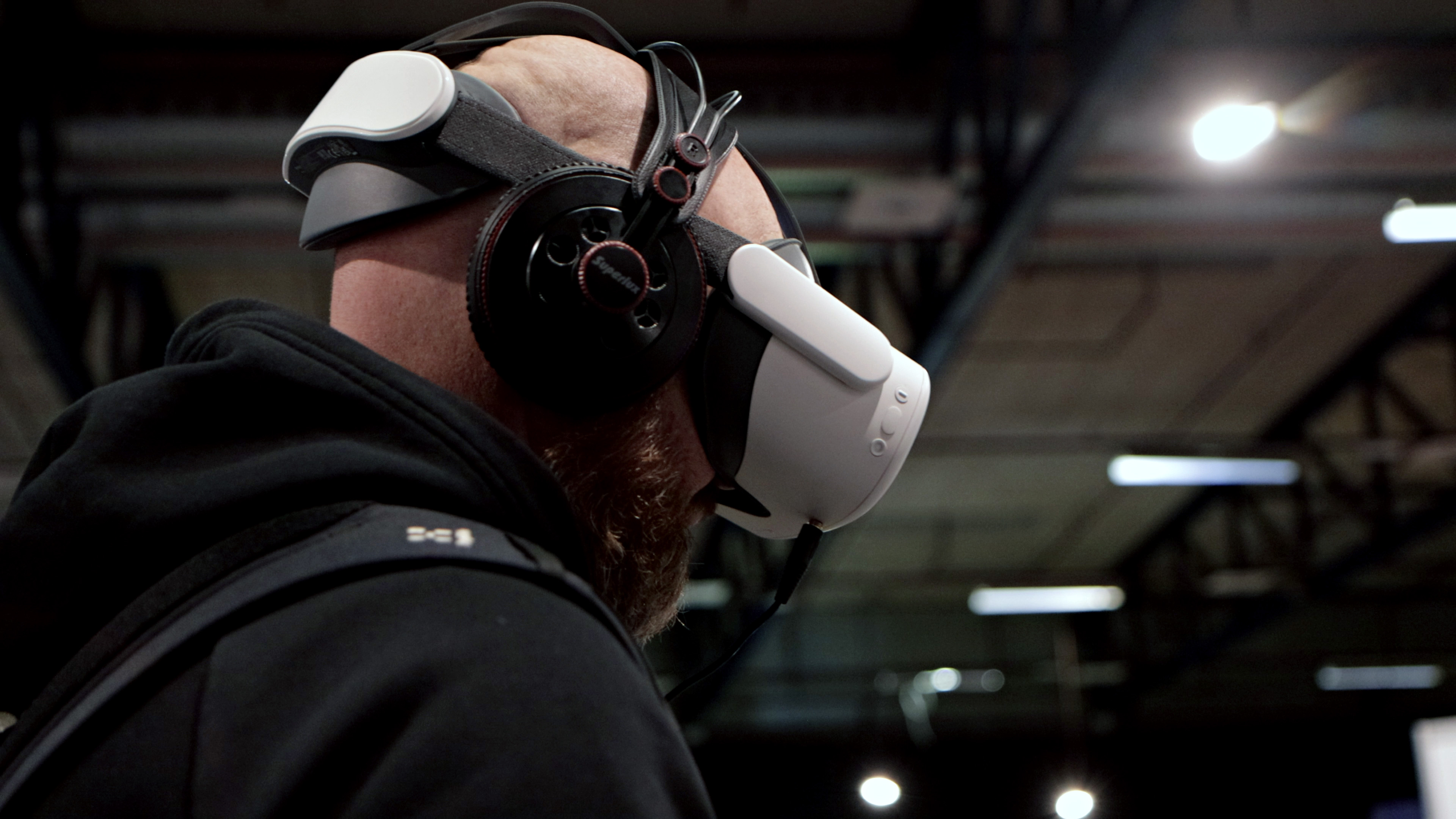 Mand ifrt VR-headset til konferencen Velfrdsteknologi anno 2023.