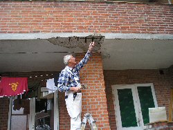 Arbejdsmand kigger p� armering i betonudh�ng