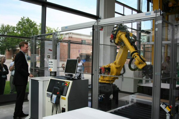 Direkt�r Carsten Gaarn-Larsen fra H�jteknologifonden trykker p� knappen til start af robotdemonstration ved indvielsen af det h�jteknologiske betonv�rksted p� Teknologisk Institut