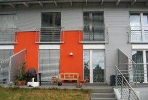 Danskerne kan nu se frem til at bo i nye typer af energirigtige r�kkehuse, der er pr�fabrikerede efter passivhus-konceptet. Teknologisk Institut leder udviklingsprojektet SUNSHINE HOUSE, der skal s�tte skub i fabriksfremstillingen af passivhuse i Danmark.