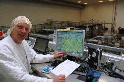 Medarbejder sidder ved pc og foretager kapacitetsplanlægning.