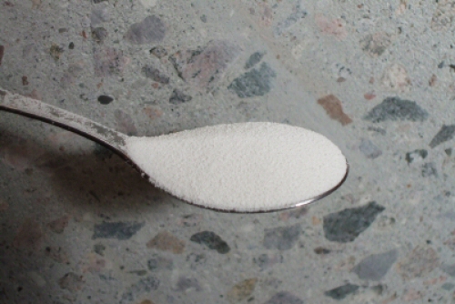 Faseskiftende materiale p� pulverform med pcm-beton i baggrunden