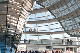 Glaskonstruktion i Rigsdagen i Berlin. Flere etager h�jt og med mennesker p� gangene