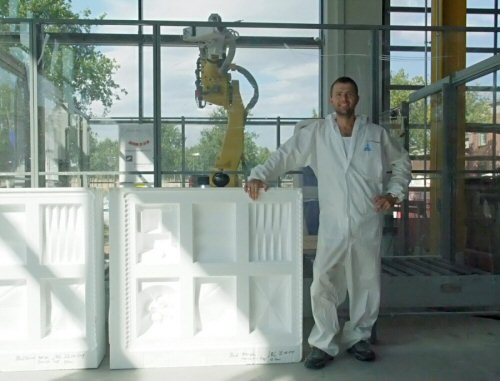 Johannes R. Greisen ved udfr�sede forme p� Det H�jteknologiske Betonv�rksted