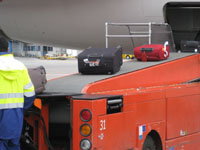 Copenhagen Lufthavn. Bagage bliver fragtet ind i fly.