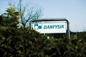 Danfysik - skilt med logo