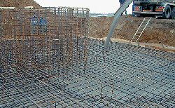 Billedet viser udstbning af fundament med selvkompakterende beton ogs kaldet SCC