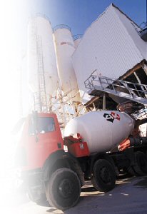 Billedet viser en 4K-betonfabrik m. roterbil