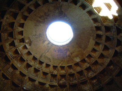 Pantheon i Rom. Der er et fantastisk skyggespil i hver enkelt kassette.