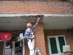 Arbejdsmand kigger på armering i betonudhæng