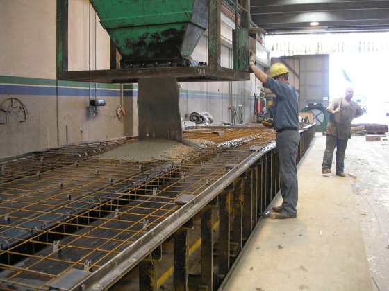 Vandretliggende form bliver fyldt. Det sker typisk ved at betonen falder ca.  meter fra betonspanden.