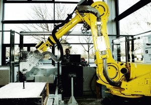 Billedet viser fuldautomatisk robot til udforming af forme til betonstbning