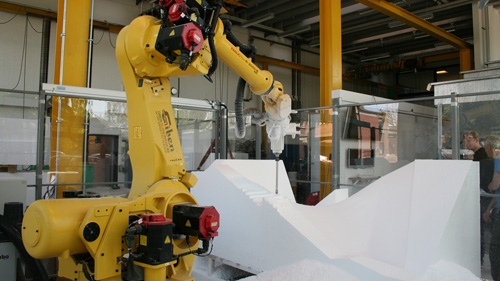 Billede af robot, som udfræser forme til to skulpturelle trappeelementer.