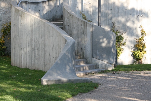 Billede af to skulpturelle trappeelementer, som forlnger en eksisterende trappe-arkitektur.