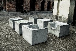 Lænestol i beton