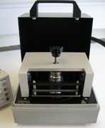 De 2 ovenstående fotos viser Agilent 16008B Resistivity Cell til måling på flade prøveemner: Min. Ø50 mm, Max. 120 mm x 130 mm