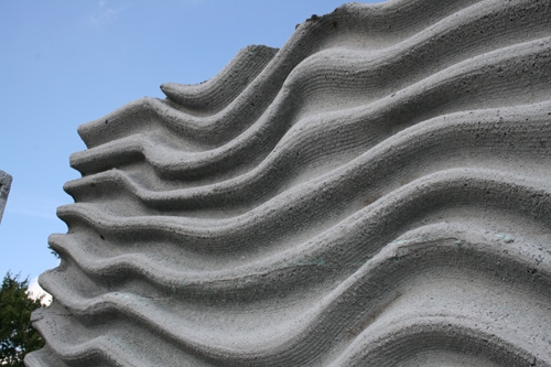 Billede af et af betonelemeterne fra overfladeparken udstillet foran Det Højteknologiske Betonværksted på Teknologisk Institut. Overfladeparken er en samling af betonelementer, hvor der er eksperimenteret med betonens overfladegeometri- og tekstur.