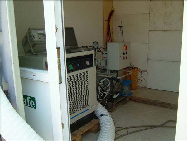 Hydraulik- og køleanlæg udvikler så meget varme, så temperaturen i dette rum kan blive op til 40 gr. C. Bagerst ses den polystyrolvæg, der isolerer ind til prøveopstilling
