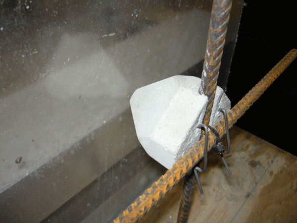 Billedet viser afstandsholder inden indstøbning i beton