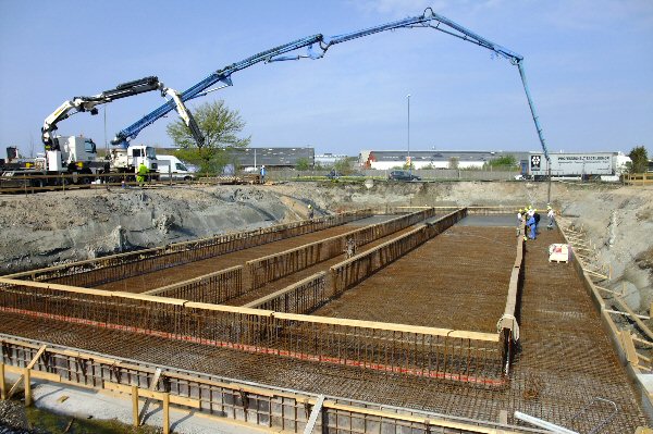 The bassin slab is 900m2 in total and 40cm thick. Reinforcement needed to withstand high water pressure from underneath, due to a high groundwater table. Due to the use of SFRSCC a lot less steel had to be placed manually which is a clear bonus.