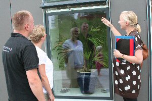 Familien Bak og Ditte Marie Jrgensen foran EnergyFlexHouse