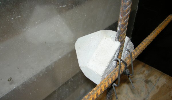 Afstandsholder inden indstøbning i beton.
