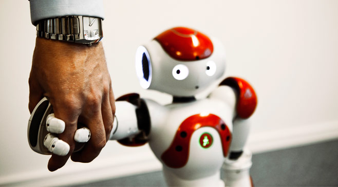 Robotten NAO tager eleverne hånden - - Teknologisk Institut