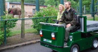 Ecomotionprojektets parkkretj i brug i Aalborg Zoo. Lykke Friis sidder med som passager.