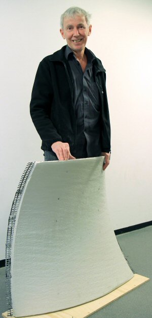 Jens Ole Frederiksen fra Betoncentret på Teknologisk Institut ser store muligheder for arkitekter og designere i tynde, dobbeltkrumme betonskaller som den viste.