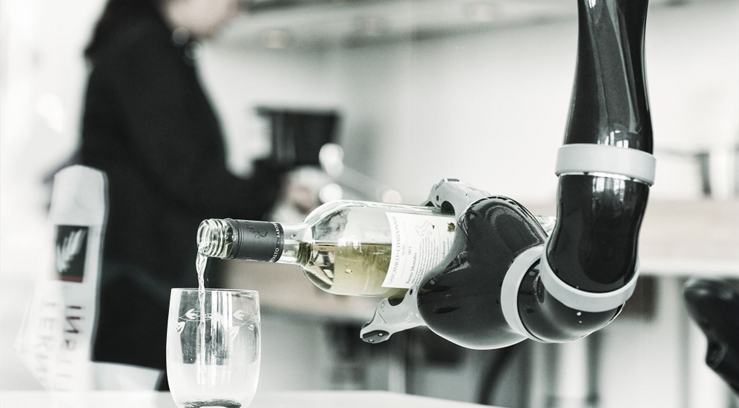 Robotarm hælder vin op