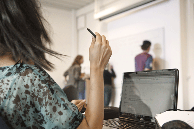 Hvis AMU-systemet og erhvervsskolesystemet fortsat skal udgøre en væsentlig ressource i det danske innovationssystem, er det vigtigt, at underviserne får ny viden og inspiration.