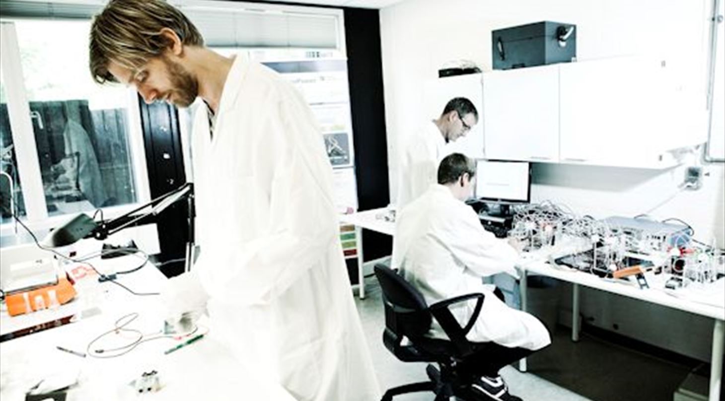 billede fra nano lab, produktion af høreapparater