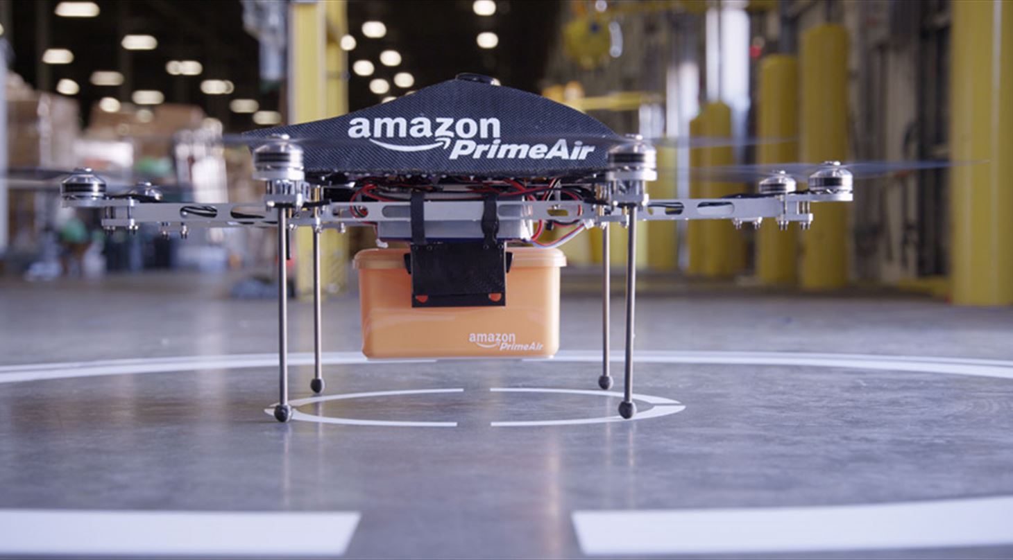 Amazons PrimeAir drone kan løfte 2.3 kilo. Men hvad indeholder pakken? Og er det altid den rigtige modtager?