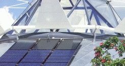 Billedet viser en del af Villa Vision, som ligger på Teknologisk Institut i Taastrup. Billedet viser en del af taget og solcellerne.