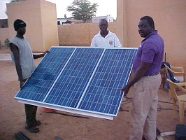 Billedet viser tre mænd, som holder et solcellepanel. Billedet er tager ifm. SolarChill projektet.