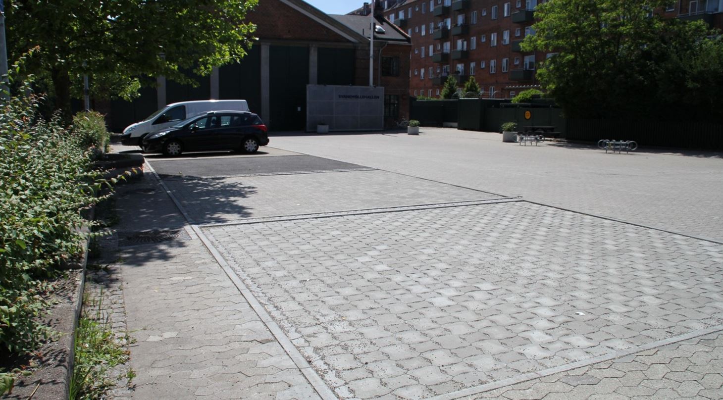 Parkeringsplads anlagt med belægninger med permeable fuger. 