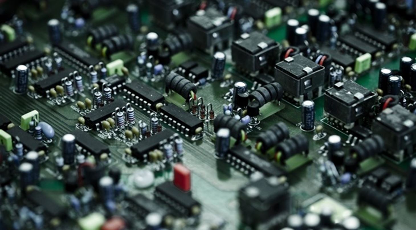 Industrial Internet of Things (IIoT) er kombinationen af Big Data og Internet of Things (IoT) og kan benyttes til optimering af forsyningskæden opnå fx bedre styr på udstyr og varers placering i forsyningskæden (sporbarhed), gennemsigtighed og synlighed.
