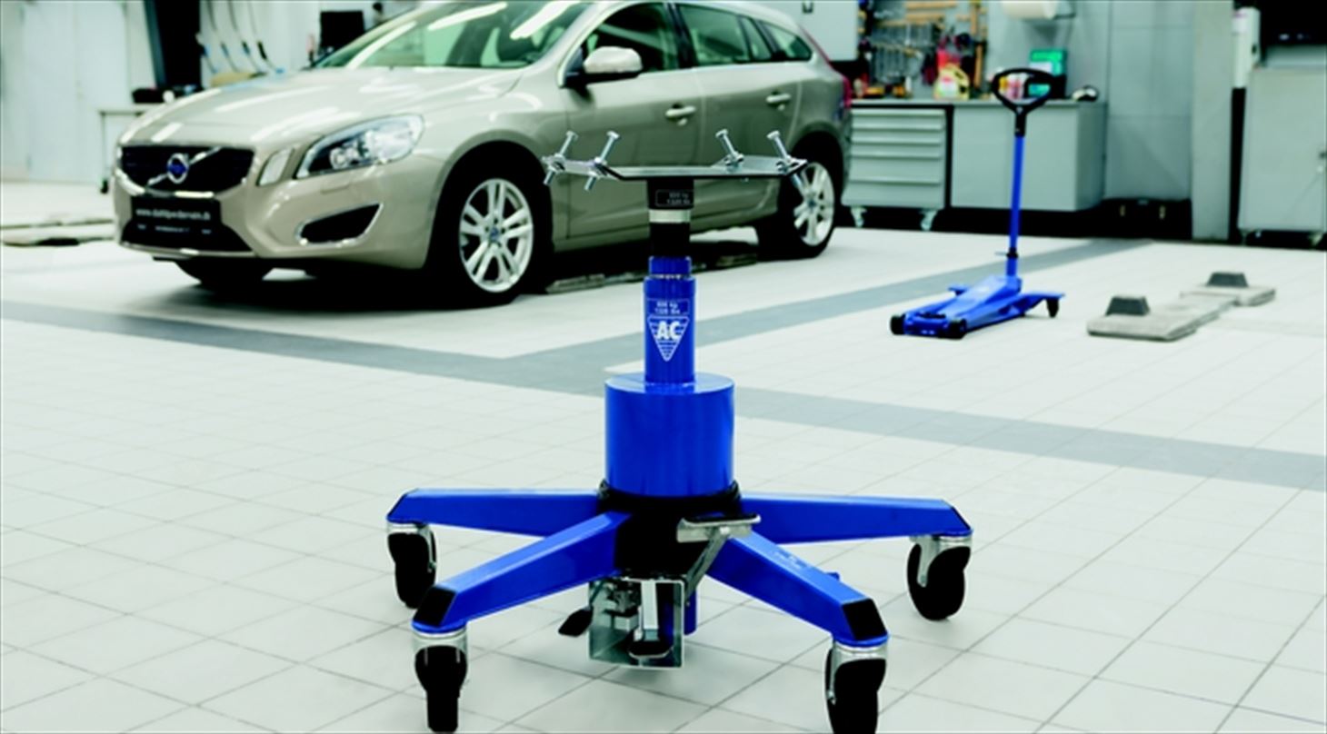 Billede af auto værkstedslokale med hydraulisk lift