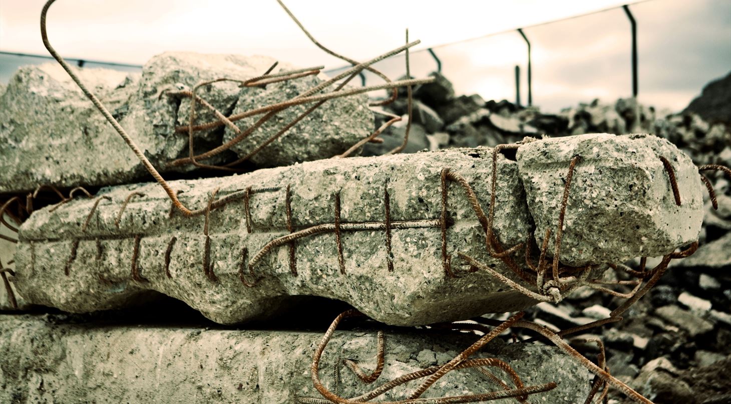 Ophygget beton stykker med armering.