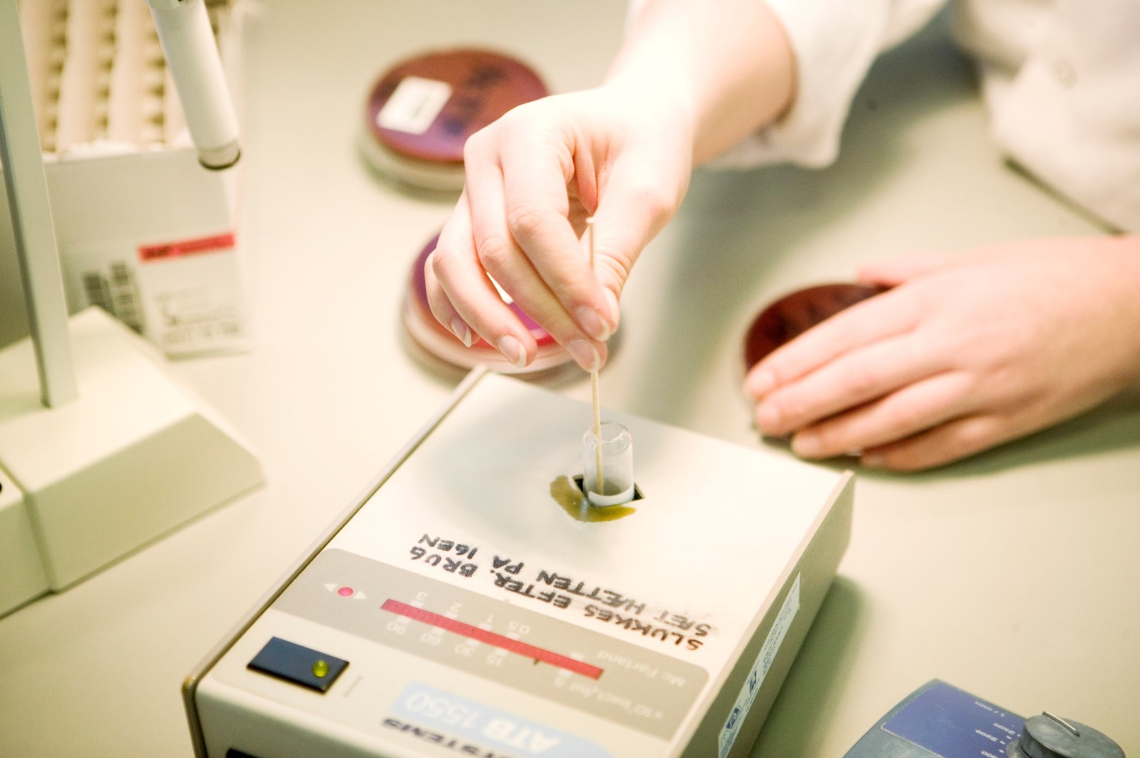 Behandling af mikrobiologisk prøve i apparat