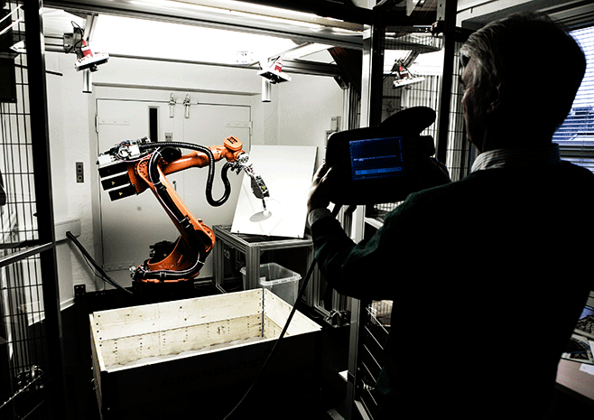 Med Industri 4.0 bliver avanceret automation og digitalisering introduceret på helt nye måder i raketfart. Dermed bliver erhvervsuddannelserne udfordret, og det samme bliver adgangen til kvalificeret arbejdskraft.