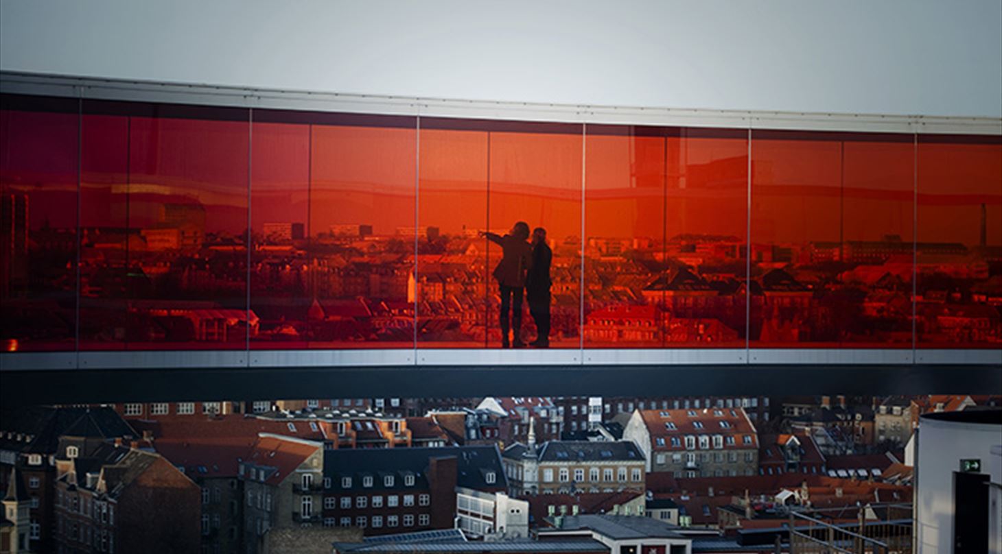 Personer, der kigger ud over Aarhus fra Aros