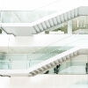 Billedet viser nogle hvide trapper inde i en stor bygning.